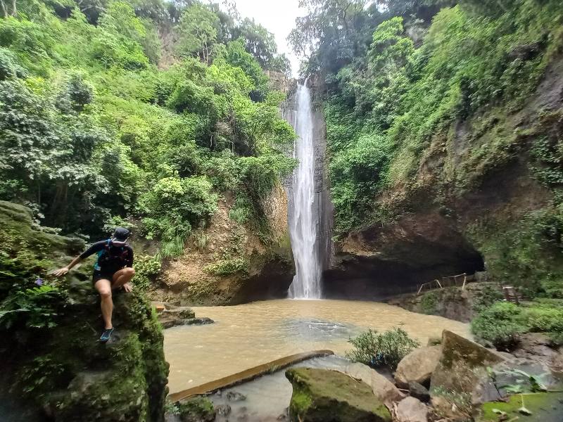 Virginia, parte de la expedición, con la imponente cascada El Escuco al fondo. / Foto cortesía Soy Vago SV
