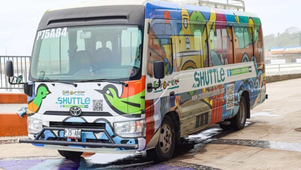 Transporte turístico entre las playas de Surf City y Antigua Guatemala. 