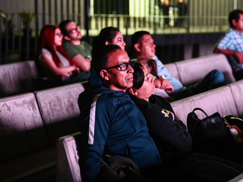Cada noche podés disfrutar de una función de cine por la noche, podés hacerlo en el Bicentenario. Fotografía/ elsalvador.com