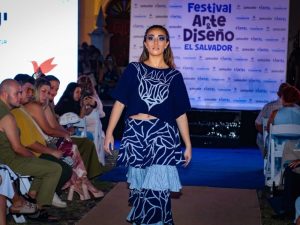 Los desfiles de moda en Suchitoto mostraron la fusión entre tradición textil y diseño contemporáneo.