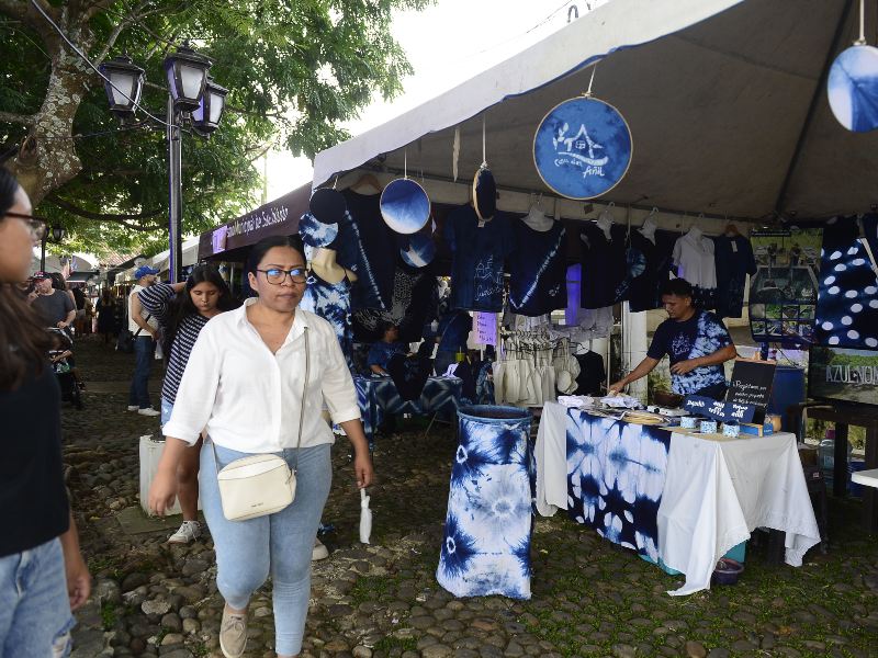 Turistas nacionales e internacionales recorrieron los locales artesanales de Suchitoto en busca de piezas únicas elaboradas con añil.