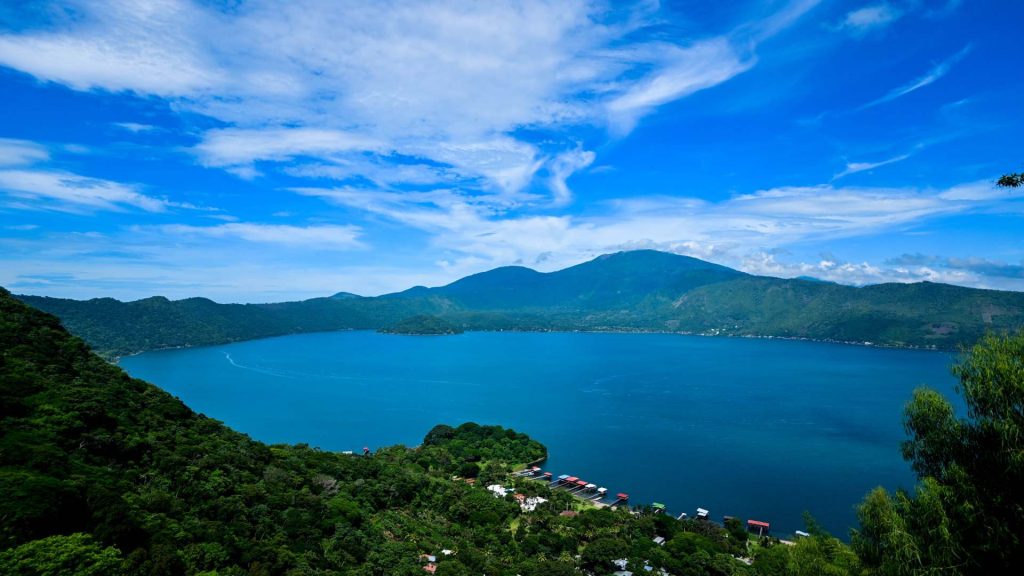 Otra opción para practicar esta actividad es el lago de Coatepeque. Foto/ archivo