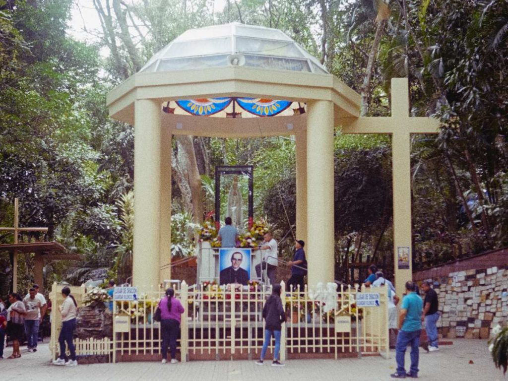 Quien inmortalizó la foto, puso su lente en el momento: peregrinos visitaban el Santuario de Fátima en Cojutepeque. Fotografía por Josué Martir