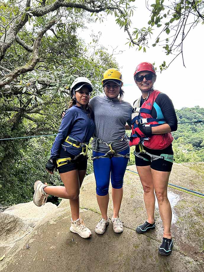 Krissia, Andrea y Virginia, listas para iniciar el descenso, al filo del inicio de la cascada. / Foto cortesía Soy Vago SV