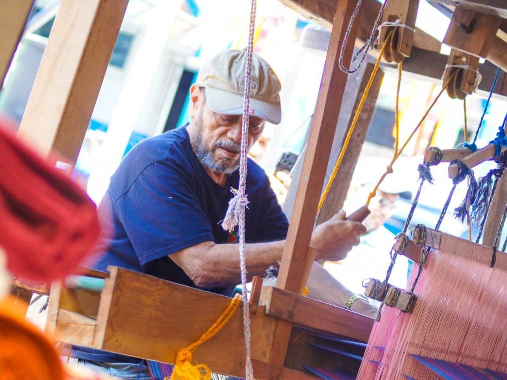 Artesanos haciendo hamacas en San Sebastian