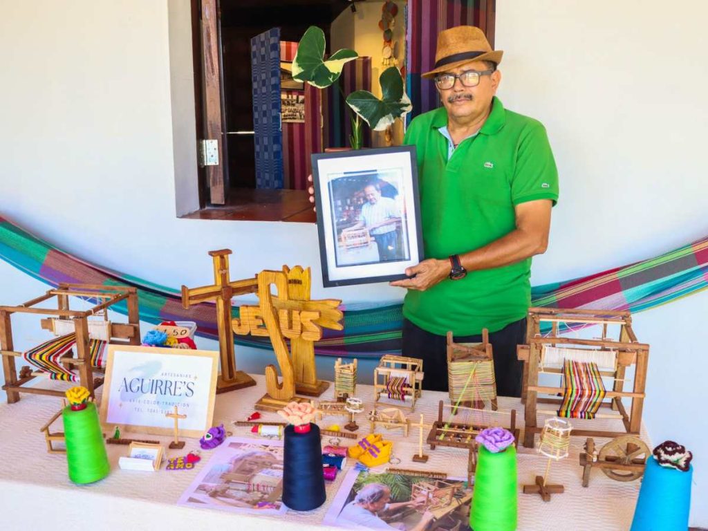 Artesanos haciendo hamacas en San Sebastian