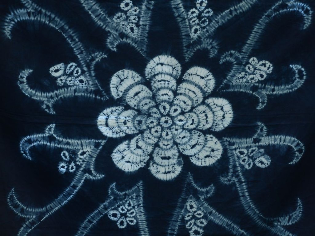 En las telas,los artesamos hacen patrones alegres con el añil. Foto/ Archivo