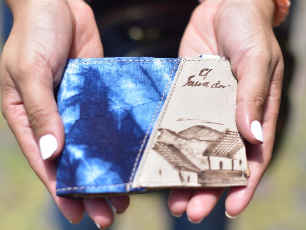 Ahora el añil le da vida a accesorios de moda y con identidad salvadoreña. Foto/ archivo