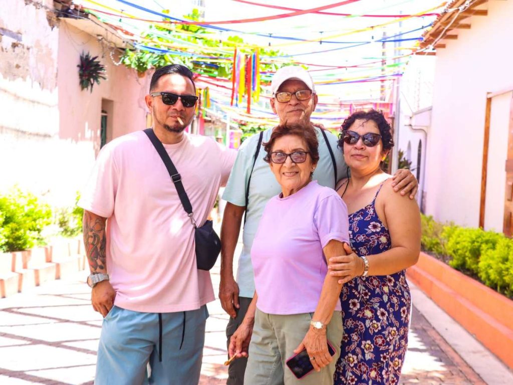 Artesanos haciendo hamacas en San Sebastian