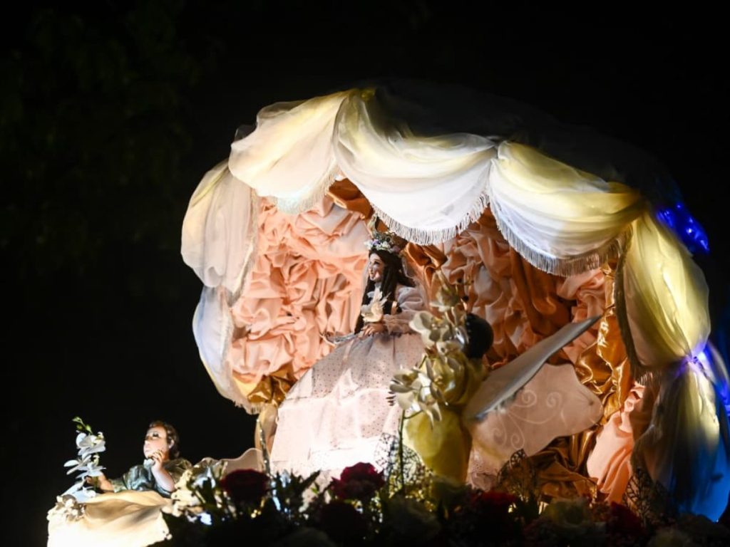 Procesión en el festival de los farolitos