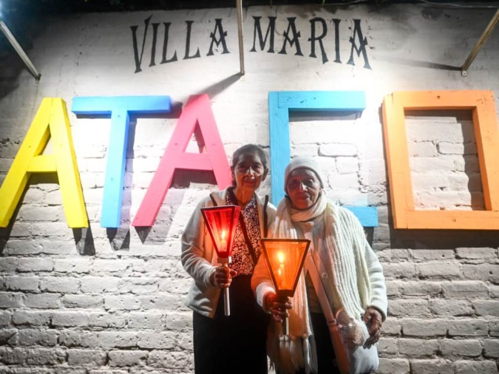 visitantes del festival de farolitos