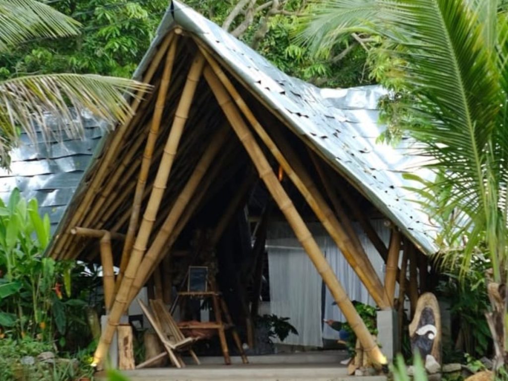 “Arquitectura en forma de A, inspirada en saberes locales y estética asiática. Fotografía : Instagram@jaraguah