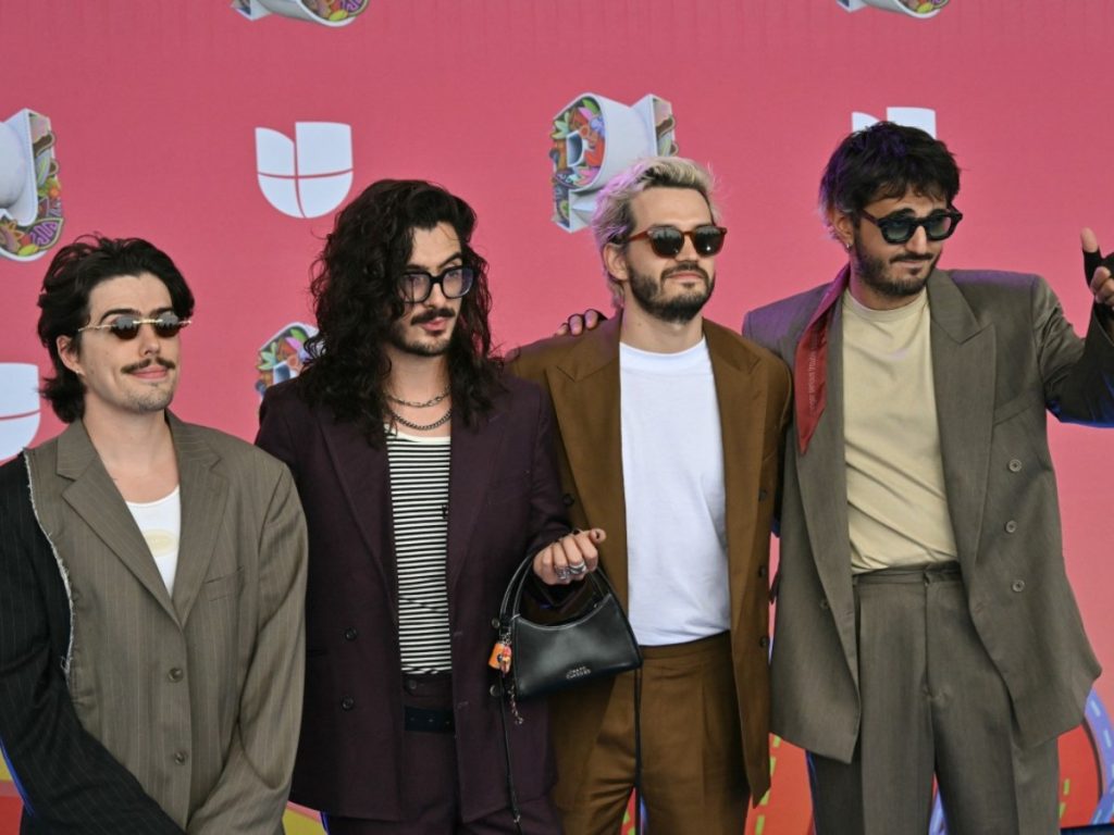 Martín Vargas, Simón Vargas, Juan Pablo Villamil y Juan Pablo Isaza, del grupo colombiano Morat, asisten a la 22ª edición de los Premios Juventud en el Figali Convention Centre de Ciudad de Panamá, el 25 de septiembre de 2025. Foto/AFP