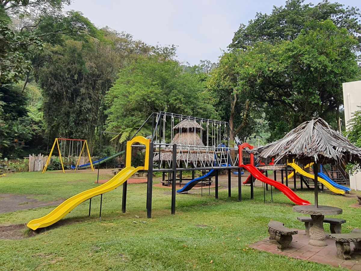 Columpios gigantes y juegos recreativos agregan diversión al paseo por este atractivo turístico.Fotografía retomada de Facebook, Jardín Botánico La Laguna.