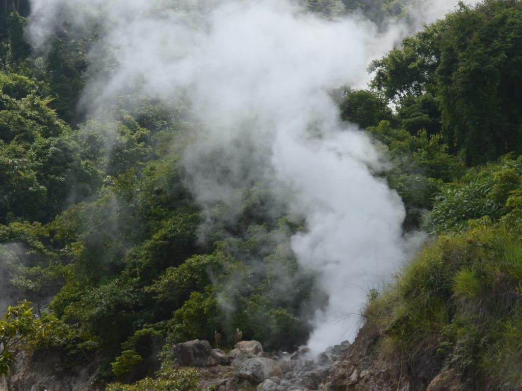 Vapor constante se eleva desde la fumarola principal. Fotografía/ elsalvador.com