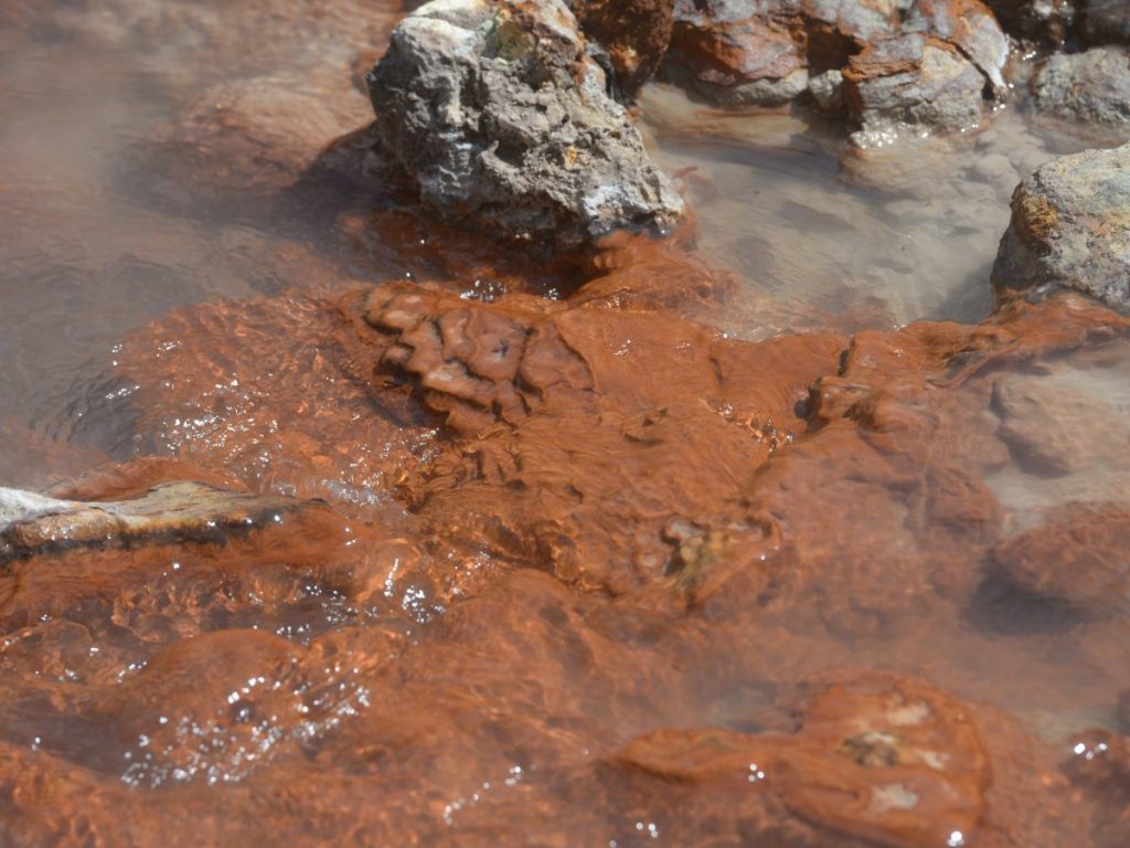 Rocas teñidas por minerales rodean las pozas de agua caliente. Fotografía/ elsalvador.com