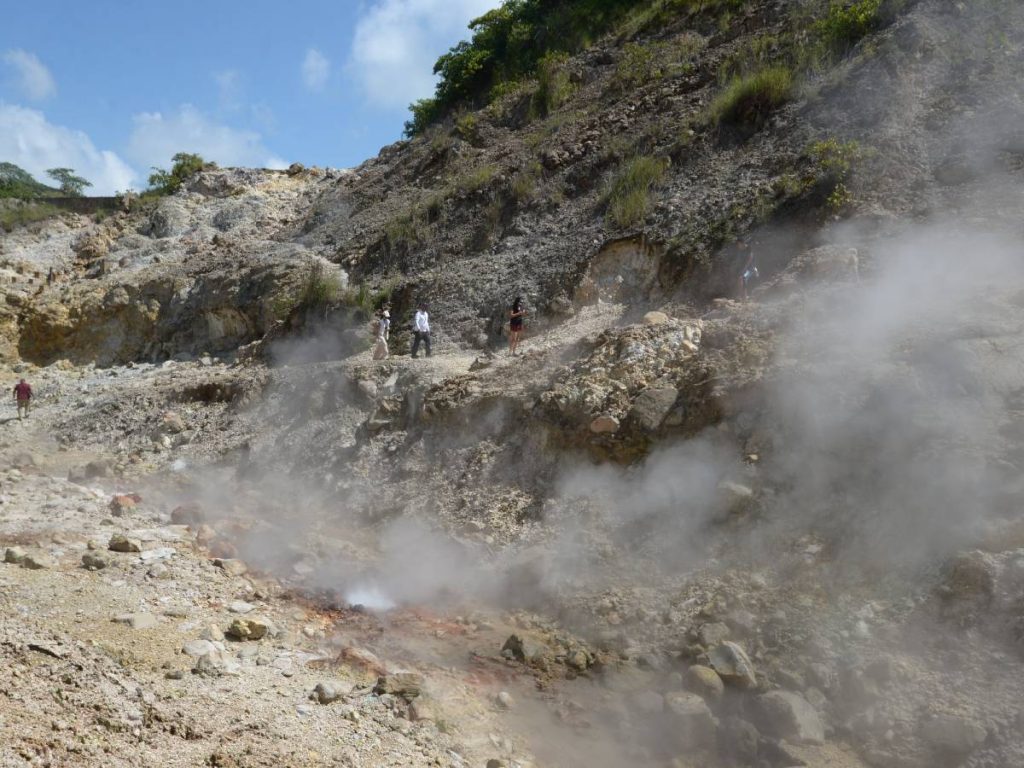 Turistas suben a las cumbres rocosas para apreciar el espectáculo natural de los Infiernillos. Fotografía/ elsalvador.com