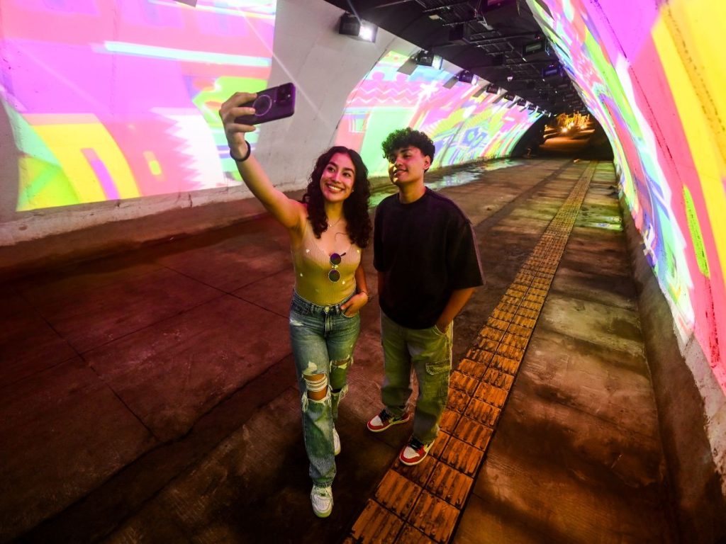Con iluminación nocturna y fuentes de agua, el Parque El Principito ofrece un espacio único para pasear. Fotografía/ elsalvador.com