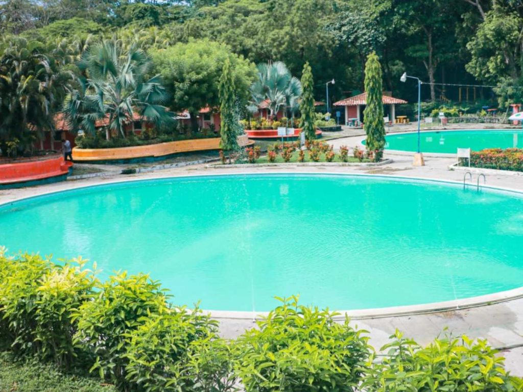 Piscinas y canchas deportivas hacen de Altos de la Cueva un destino completo en San Miguel.