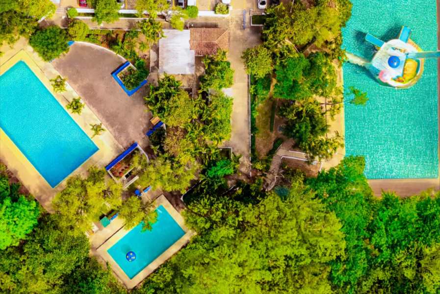 Vista aerea de las piscinas de agua fria