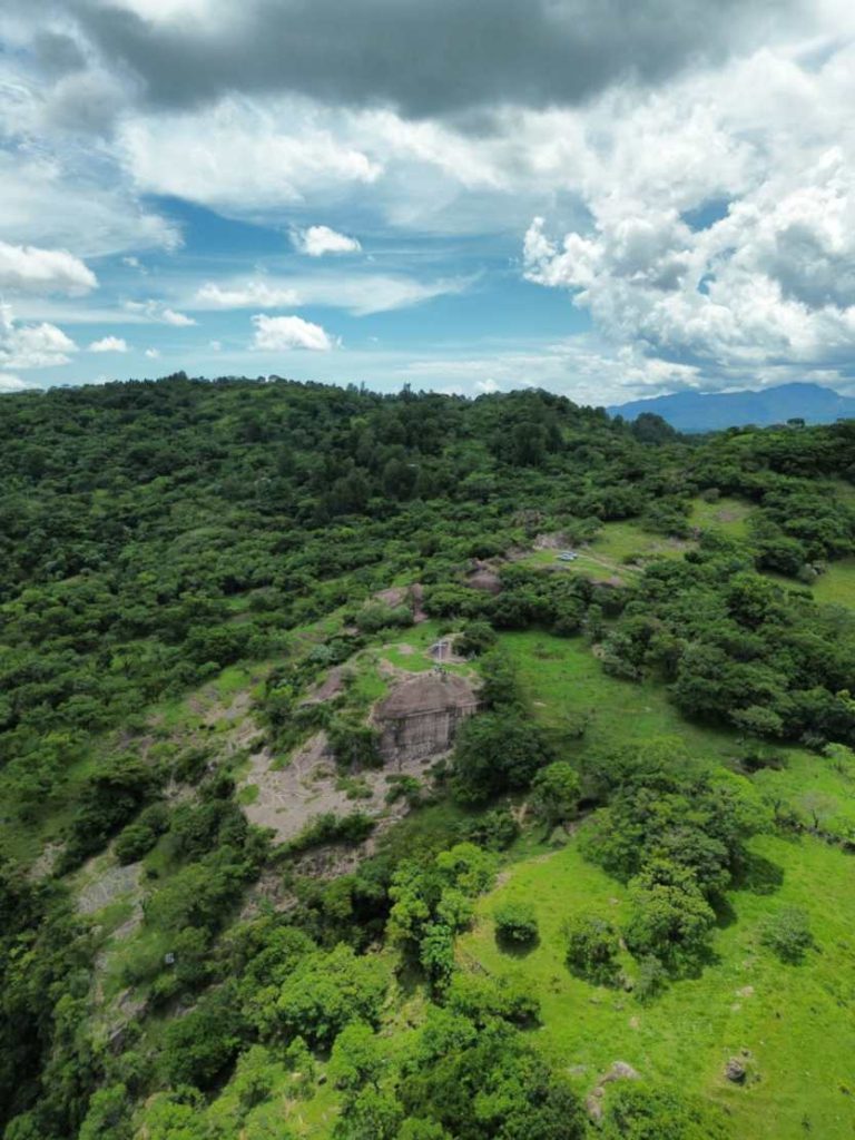 El Cerro El Conde sorprende con su inmensa roca y vistas despejadas entre montañas y nubes en Morazán.