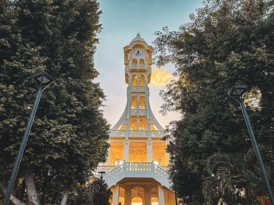 El Parque Central José Antonio Cañas es el corazón de San Vicente y un homenaje a la independencia.