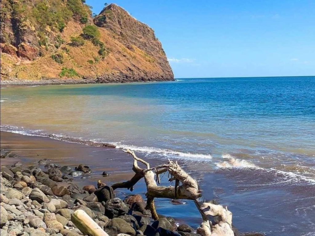 Corozal, en el oriente del país, ofrece arena clara y aguas serenas, ideales para una escapada romántica o familiar.