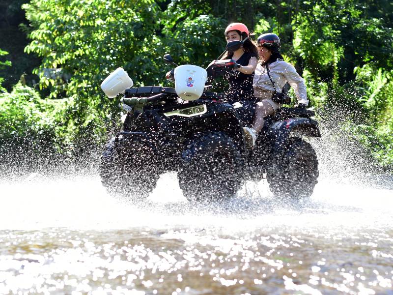 La recompensa de caminar entre cafetales y senderos: pozas cristalinas que te invitan a quedarte.