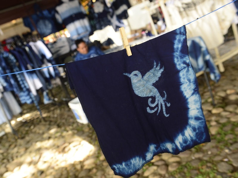 Teñido ancestral, una tela sumergida en añil cambia de verde a azul al contacto con el aire, gracias a un proceso de oxidación natural.