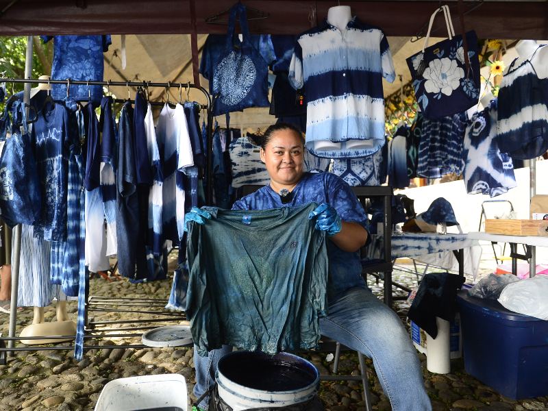 Una tela sumergida en añil cambia de verde a azul al contacto con el aire, gracias a un proceso de oxidación natural.