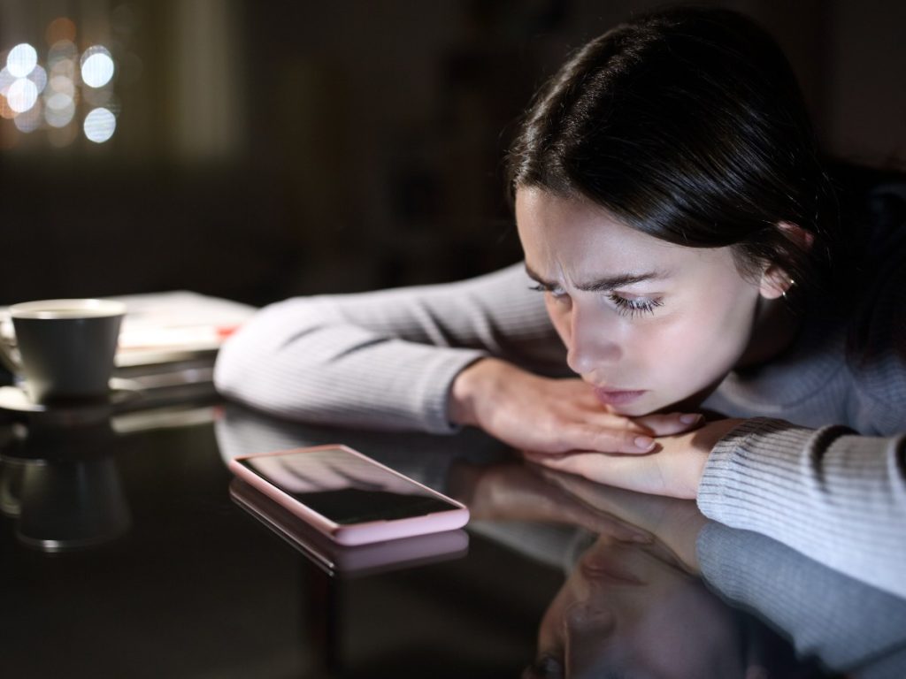 Muchos adolescentes expresan su ansiedad con irritabilidad, insomnio o dolores físicos; factores como la presión escolar o familiar pueden detonarla.