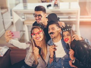 Plataformas sociales impulsadas por inteligencia artificial promueven actividades presenciales, desde cenas hasta deportes, para reducir el aislamiento y fomentar nuevas conexiones humanas.