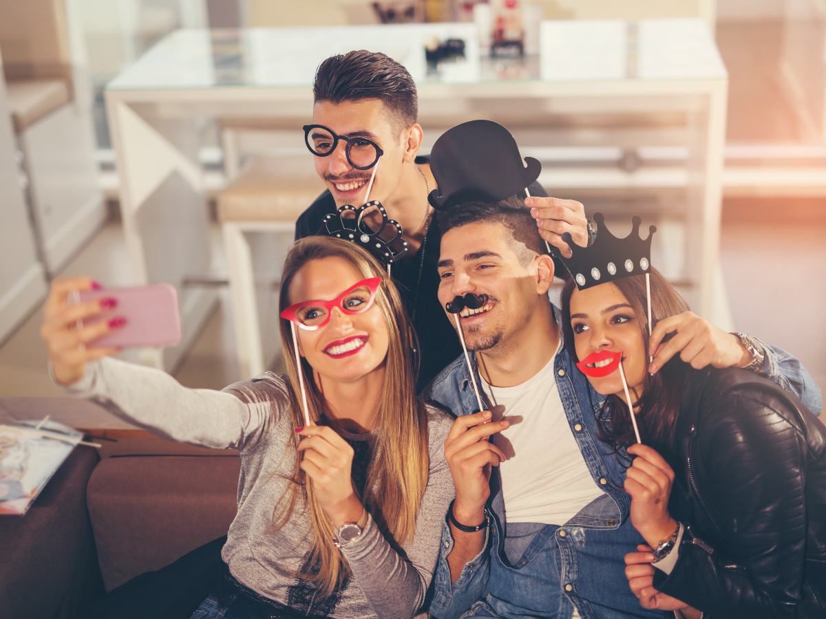 Plataformas sociales impulsadas por inteligencia artificial promueven actividades presenciales, desde cenas hasta deportes, para reducir el aislamiento y fomentar nuevas conexiones humanas.