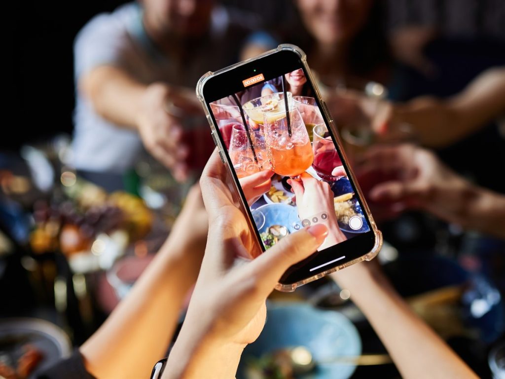 Las personas participan en un encuentro organizado por una aplicación con IA, cuyo objetivo es transformar los vínculos digitales en amistades reales y combatir la creciente soledad urbana.