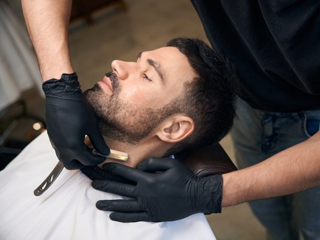 Visitar al barbero permite mantener líneas definidas y una barba saludable.