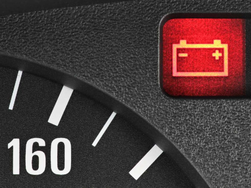 Revisar el estado de la batería, limpiar terminales y evitar dejar luces encendidas ayuda a prevenir fallas inesperadas y prolonga su vida útil.