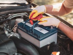 El calor, la humedad y el mal almacenamiento afectan la batería del carro.