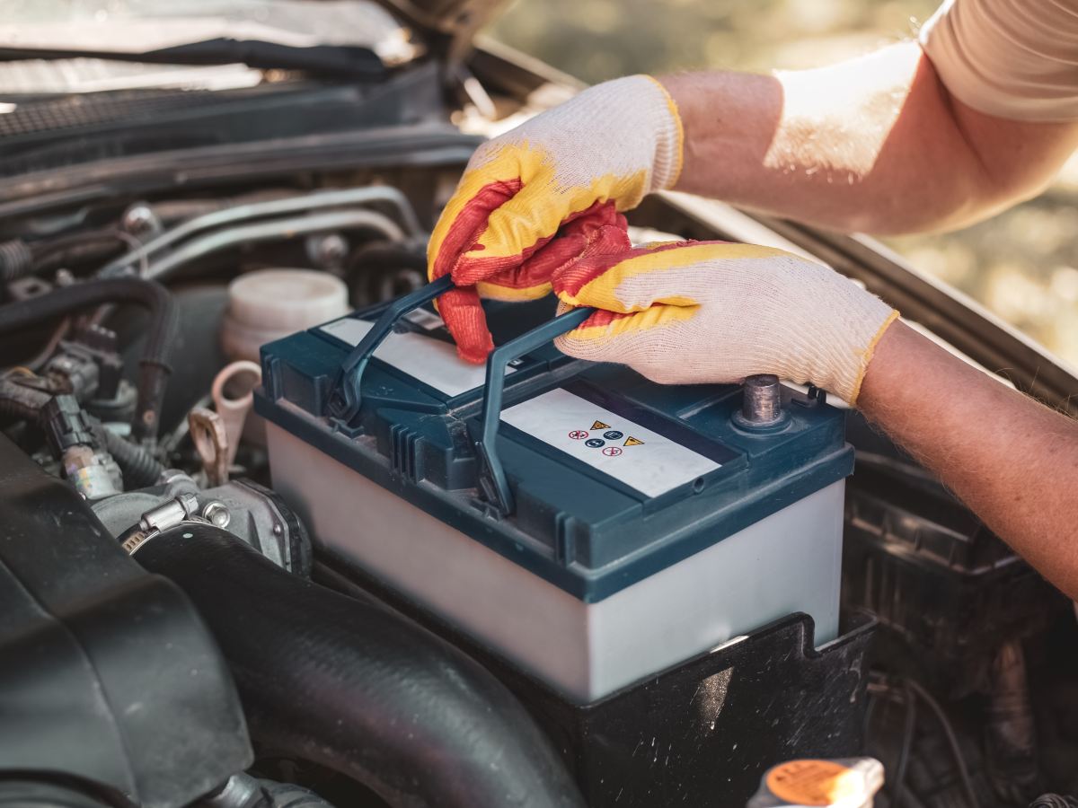 El calor, la humedad y el mal almacenamiento afectan la batería del carro.