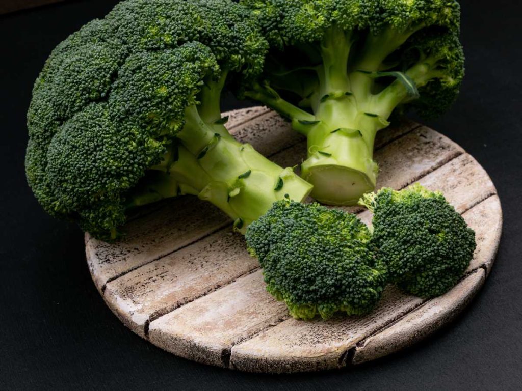 Los brotes de brócoli ya habían demostrado efectos positivos en entrenamientos intensos, incluyendo la reducción de la acumulación de lactato, la disminución de episodios de hipoglucemia y la mejora en los marcadores de recuperación. Foto: Freepik.