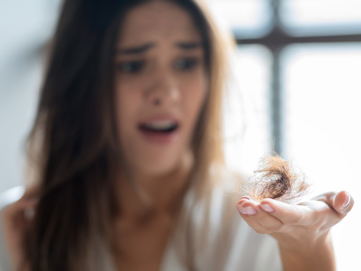 La caída estacional del cabello es un proceso natural. Factores como el clima, la nutrición y los hábitos de cuidado influyen en su intensidad, pero con rutinas adecuadas puede controlarse y prevenirse.