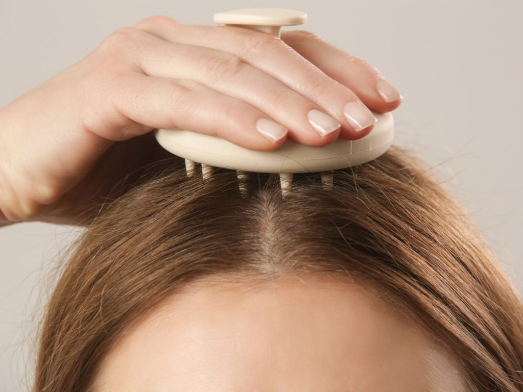 Un suave masaje en el cuero cabelludo estimula la circulación, relaja y favorece un cabello más fuerte durante las etapas de mayor caída.