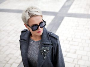 Canas con estilo, cuándo dejarlas al natural y cómo hacerlo bien