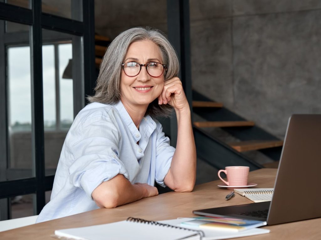 El corte adecuado y los cuidados específicos pueden transformar el cabello canoso en tu mejor accesorio.