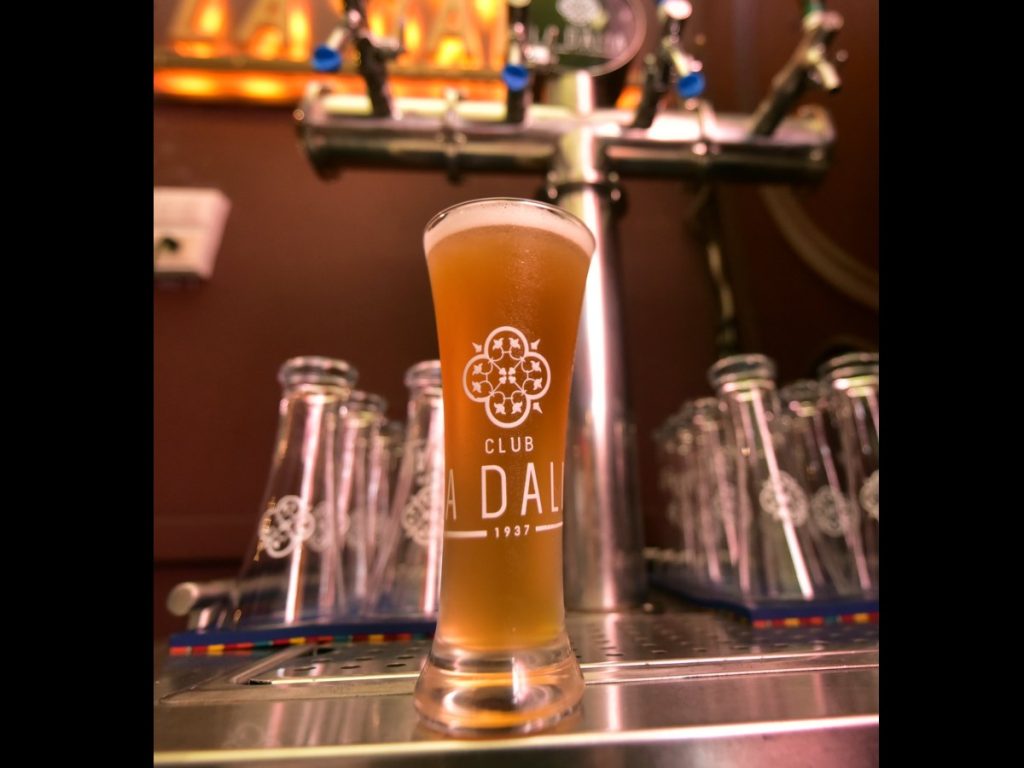 La cerveza artesanal La Dalia también se sirve en grifo (draft), resaltando su carácter turbio y fresco, ideal para una experiencia única en cada visita.