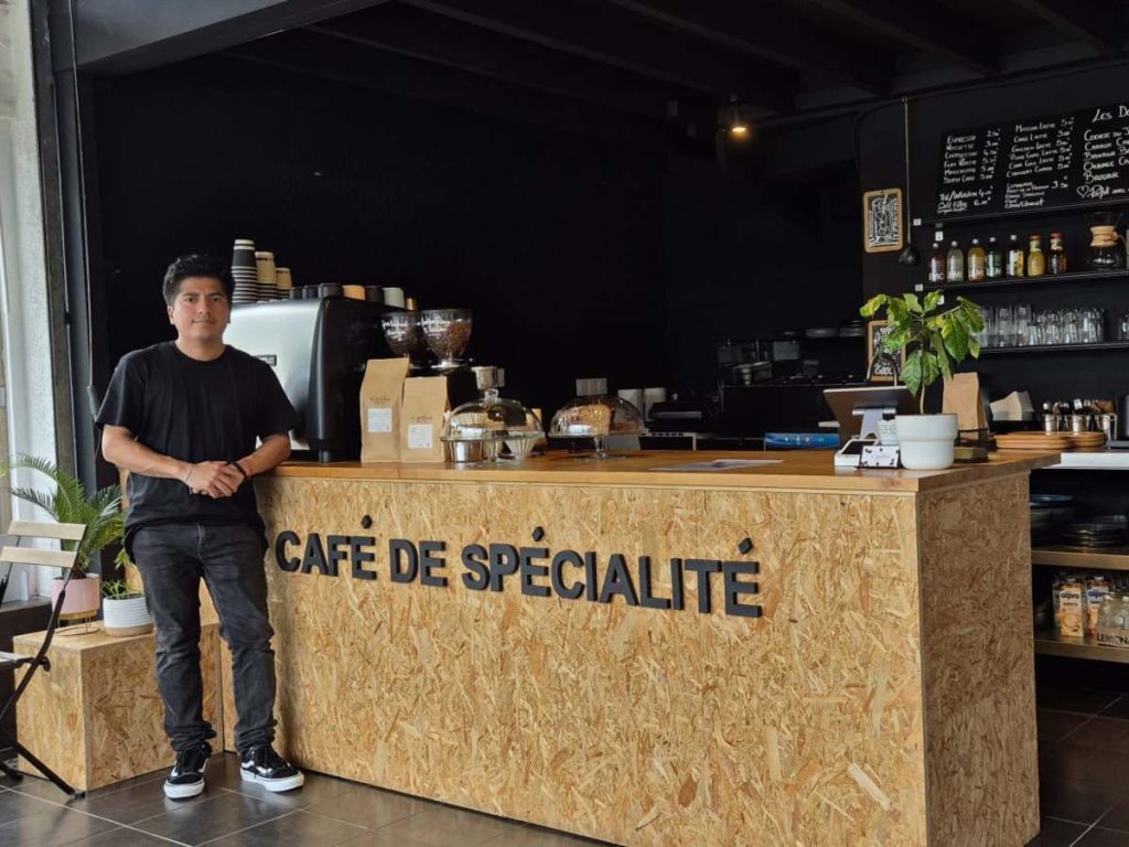 En Cantina Origen Café, Franco combina especialidad y raíces salvadoreñas para conquistar paladares franceses.