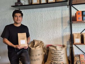 Robert Franco muestra orgulloso su café salvadoreño en París, uniendo tradición y nuevas experiencias.