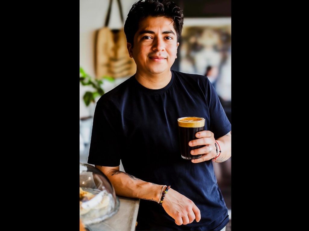 Con una taza en mano, el chef comparte la esencia salvadoreña que inspira su proyecto en tierras francesas.