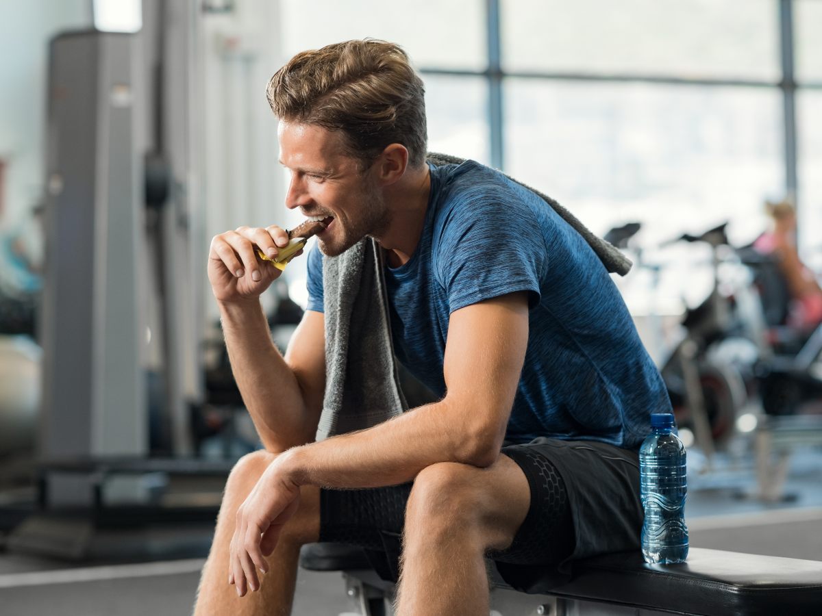 Disfrutar una barra de chocolate amargo después del entrenamiento puede ser parte de una rutina saludable: ayuda a recuperar energía y favorece el bienestar físico y mental.