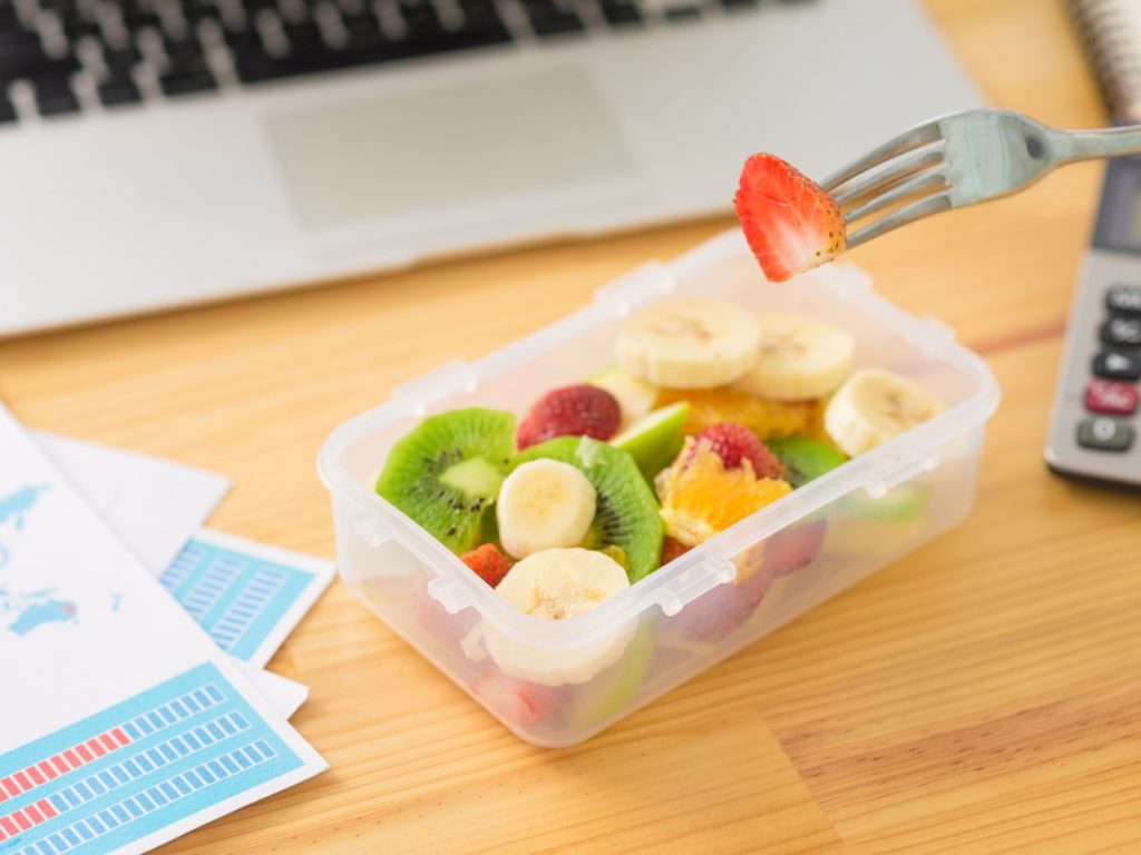 Preparar fruta fresca para llevar al trabajo es una estrategia sencilla que ayuda a mantener una alimentación equilibrada y a reducir la tentación de optar por opciones rápidas y menos saludables.