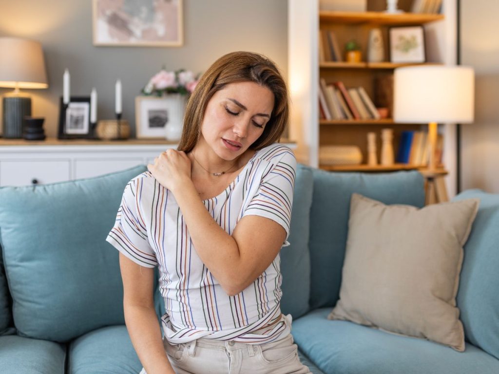 Estiramientos sencillos y pausas durante la jornada laboral ayudan a prevenir la rigidez y el dolor cervical, mejorando la salud y el bienestar diario.
